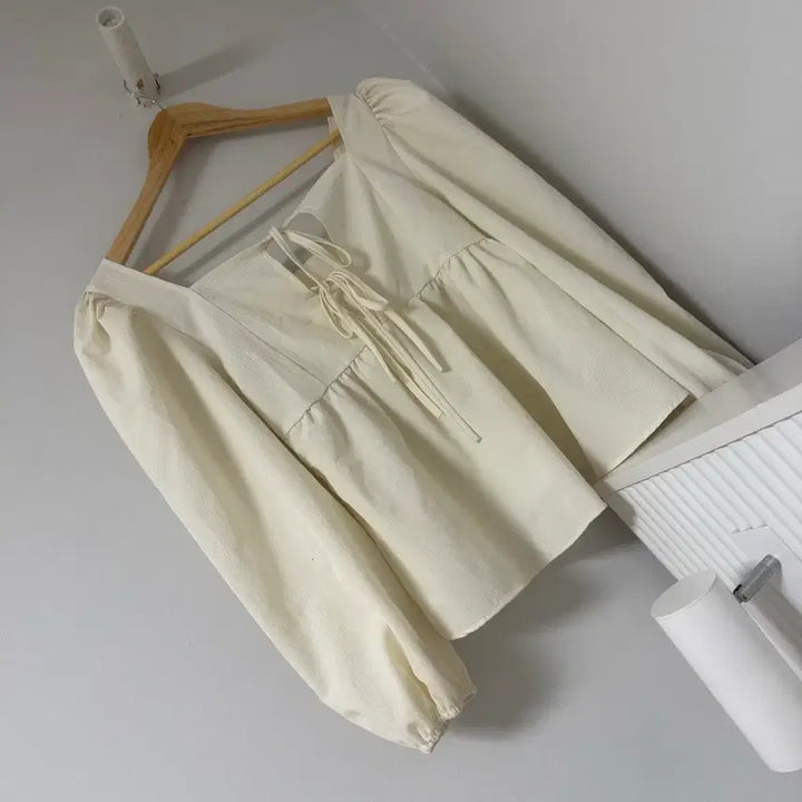 [BUNJANG] Ivory Back Ribbon Puff Sleeve Blouse / 아이보리 백리본 퍼프 끈 블라우스