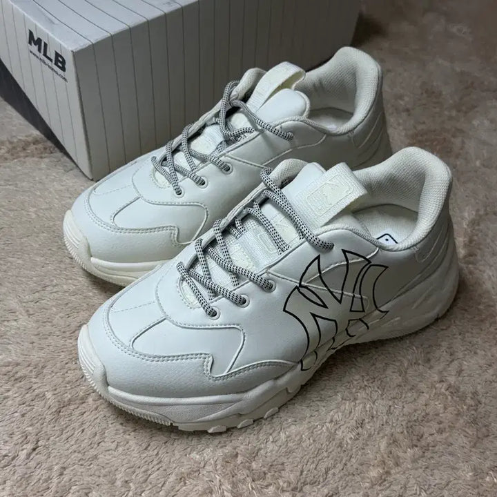 [BUNJANG] MLB New York Yankees Big Ball Chunky Sneakers White / MLB 엠엘비 빅볼청키 뉴욕양키스 운동화 화이트