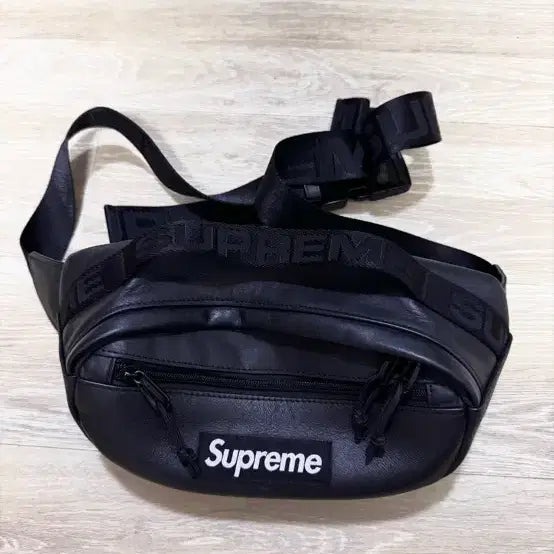 [BUNJANG] Supreme Leather Waist Bag Black / Supreme 슈프림 레더 웨이스트백 블랙 -23fw-