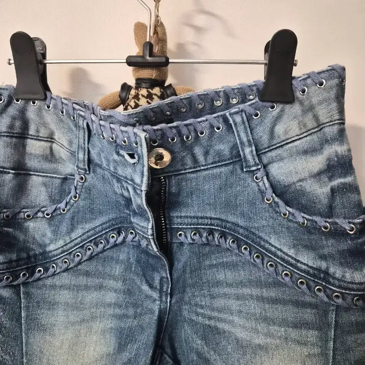 [BUNJANG] Obzee Kang Jin Young Embroidered Eyelet Denim Pants / 오브제(Obzee) 강진영 디자이너 자수 아일렛 데님 팬츠