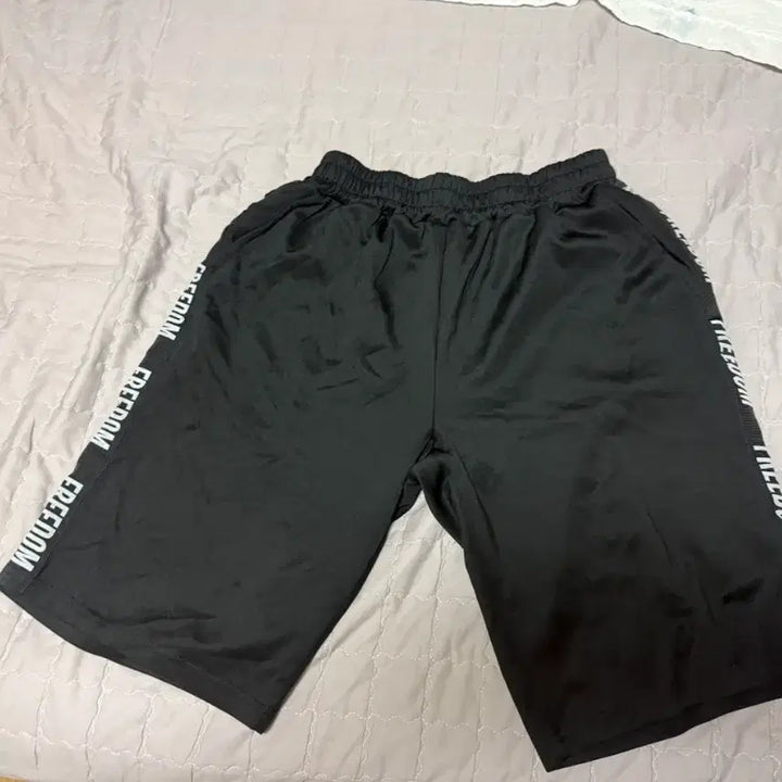 [SOLD OUT] 프리덤 레터링 반바지 블랙
