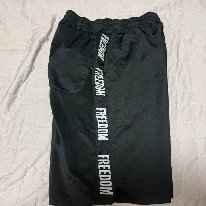 [SOLD OUT] 프리덤 레터링 반바지 블랙