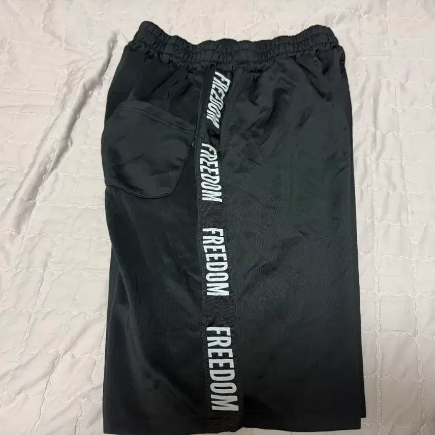 [SOLD OUT] 프리덤 레터링 반바지 블랙