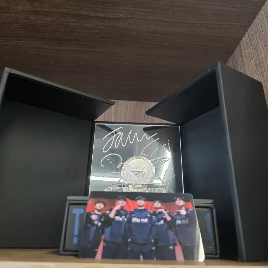 [BUNJANG] T1 2023 World Championship Commemorative Silver Medal &amp; Group Photocard Set / T1 롤드컵 23 우승 은 메달