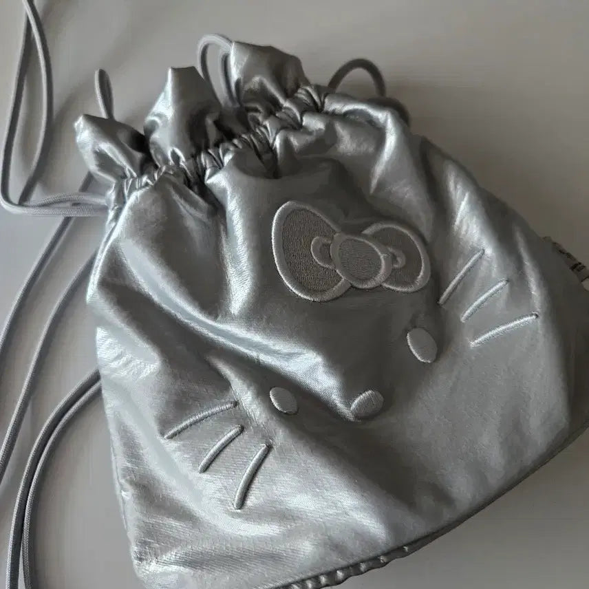 [BUNJANG] Joseph &amp; Stacey Hello Kitty Drawstring Crossbody Bag Silver / 조셉앤스테이시 헬로키티 드로우스트링 크로스백 실버 복조리