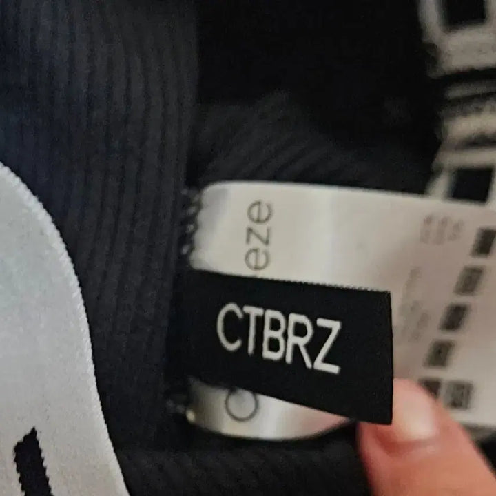 [SOLD OUT] 미착용, 택포) 시티브리즈 CTBRZ 로고 블랙 끈 나시 크롭탑