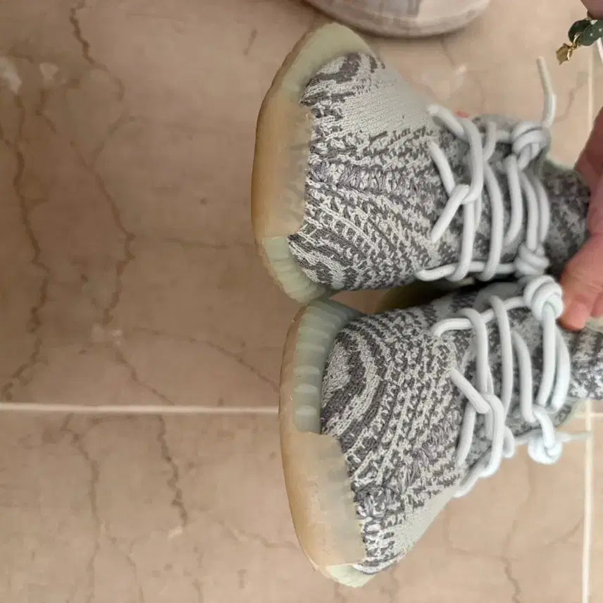 [BUNJANG] Adidas Yeezy Boost 230 Sneakers / 아디다스 이지부스트 230