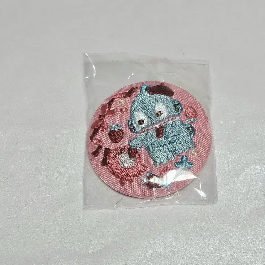 [BUNJANG] Sanrio Hangyodon Strawberry Embroidered Badge / 산리오 한교동 딸기 캔뱃지 자수 팔아요.