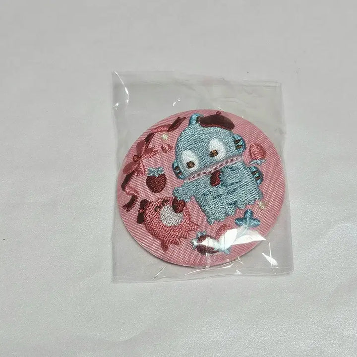 [BUNJANG] Sanrio Hangyodon Strawberry Embroidered Badge / 산리오 한교동 딸기 캔뱃지 자수 팔아요.