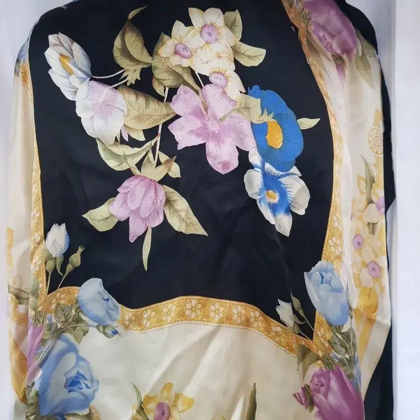 [SOLD OUT] Bonnie joyce 플라워 패턴 실크 스카프 블랙/아이보리