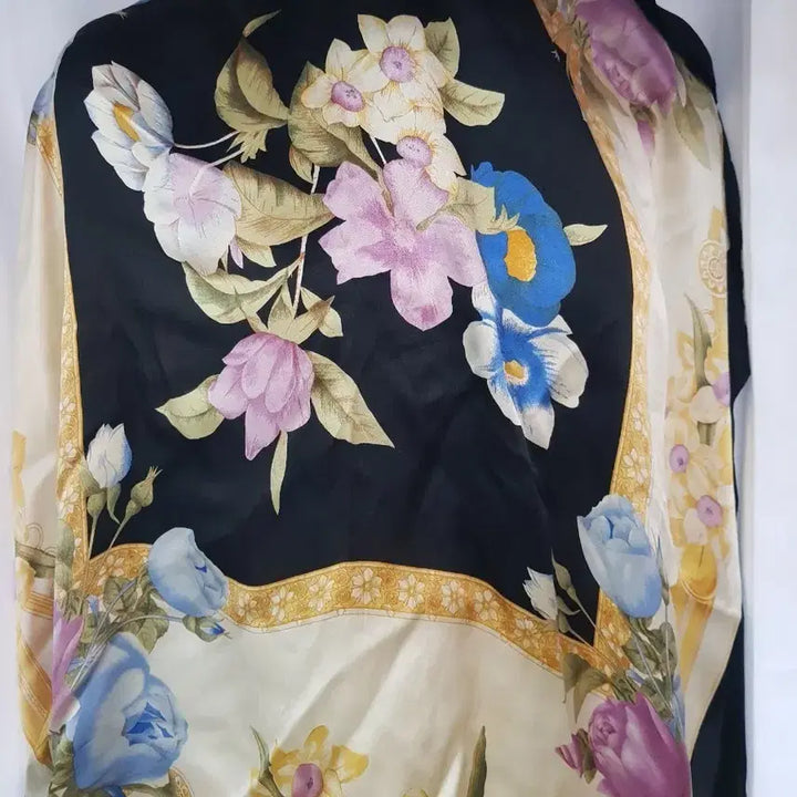[SOLD OUT] Bonnie joyce 플라워 패턴 실크 스카프 블랙/아이보리