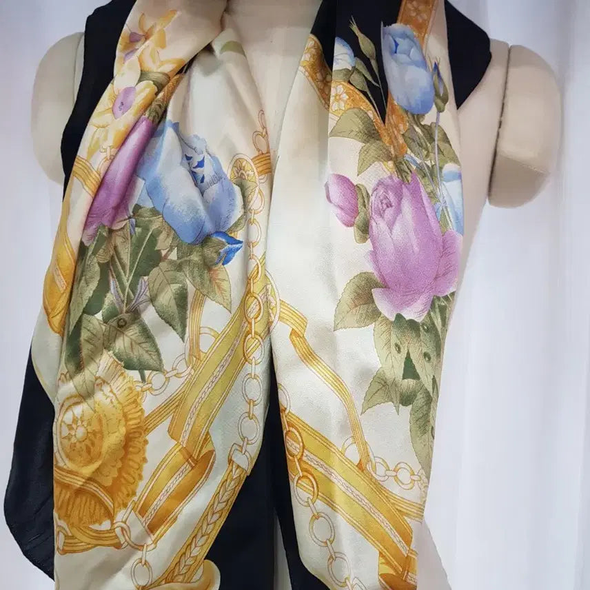 [SOLD OUT] Bonnie joyce 플라워 패턴 실크 스카프 블랙/아이보리