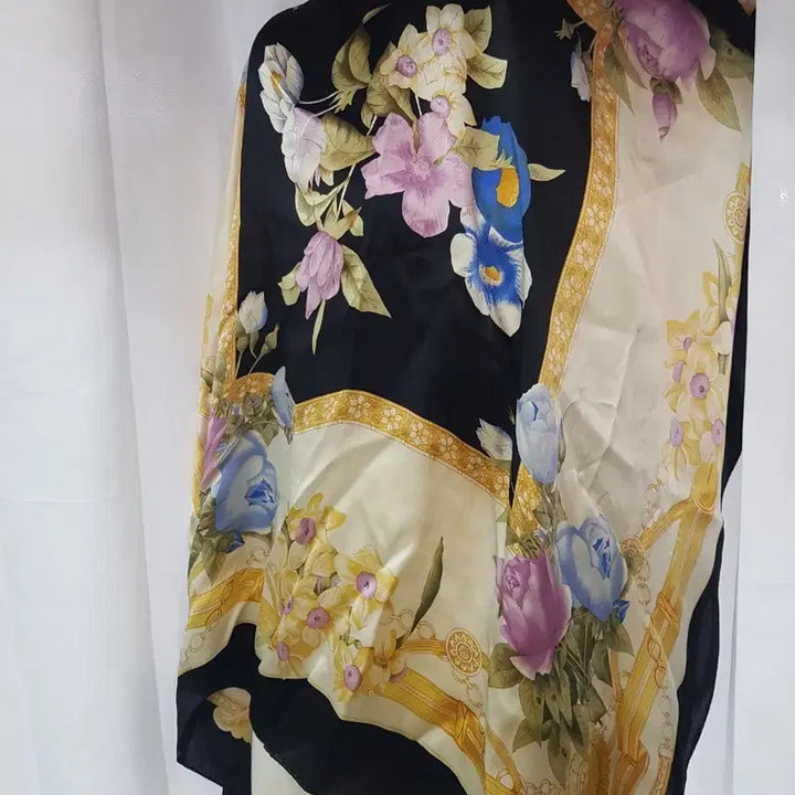 [SOLD OUT] Bonnie joyce 플라워 패턴 실크 스카프 블랙/아이보리