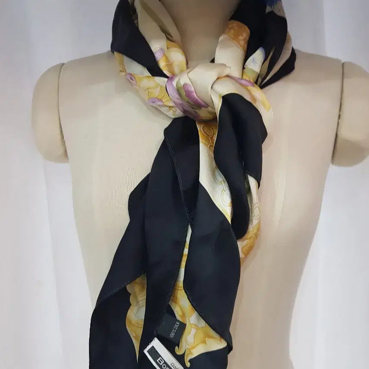[SOLD OUT] Bonnie joyce 플라워 패턴 실크 스카프 블랙/아이보리