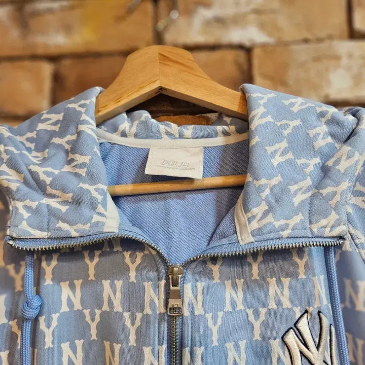 [SOLD OUT] MLB NY 양키스 패턴 후드 집업 하늘색