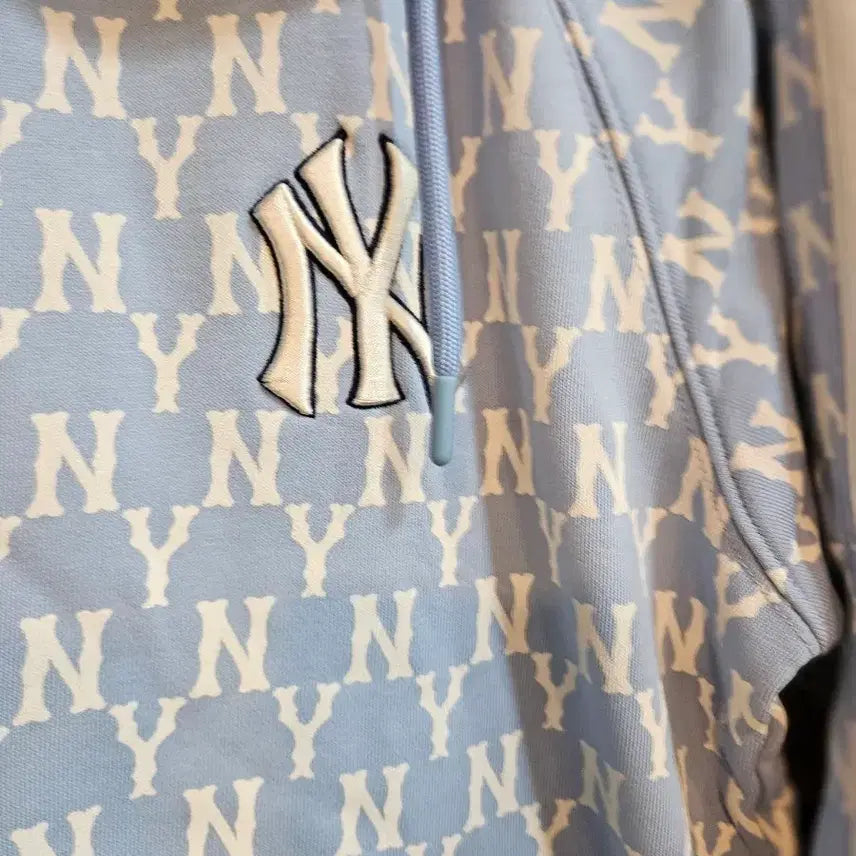 [SOLD OUT] MLB NY 양키스 패턴 후드 집업 하늘색