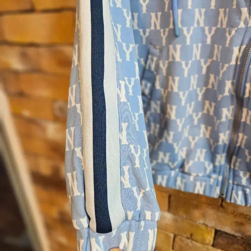 [SOLD OUT] MLB NY 양키스 패턴 후드 집업 하늘색