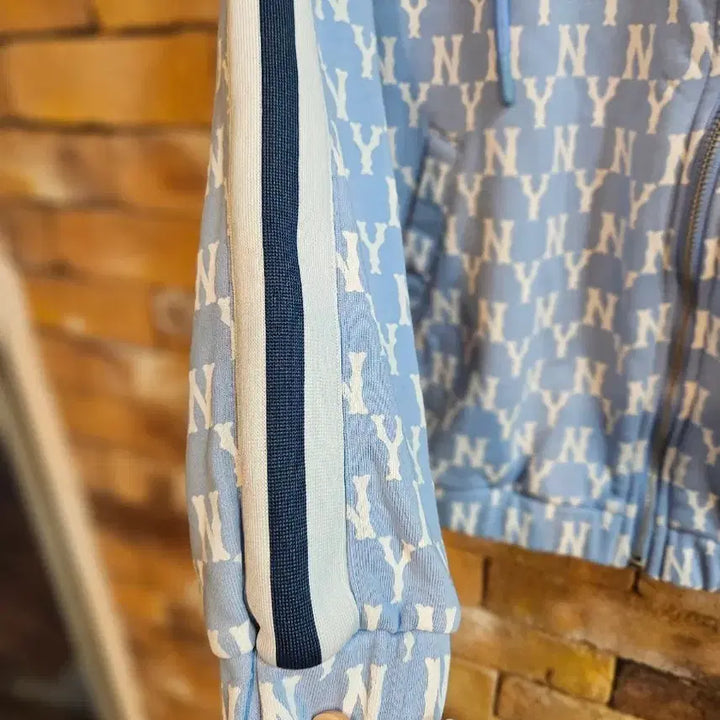 [SOLD OUT] MLB NY 양키스 패턴 후드 집업 하늘색