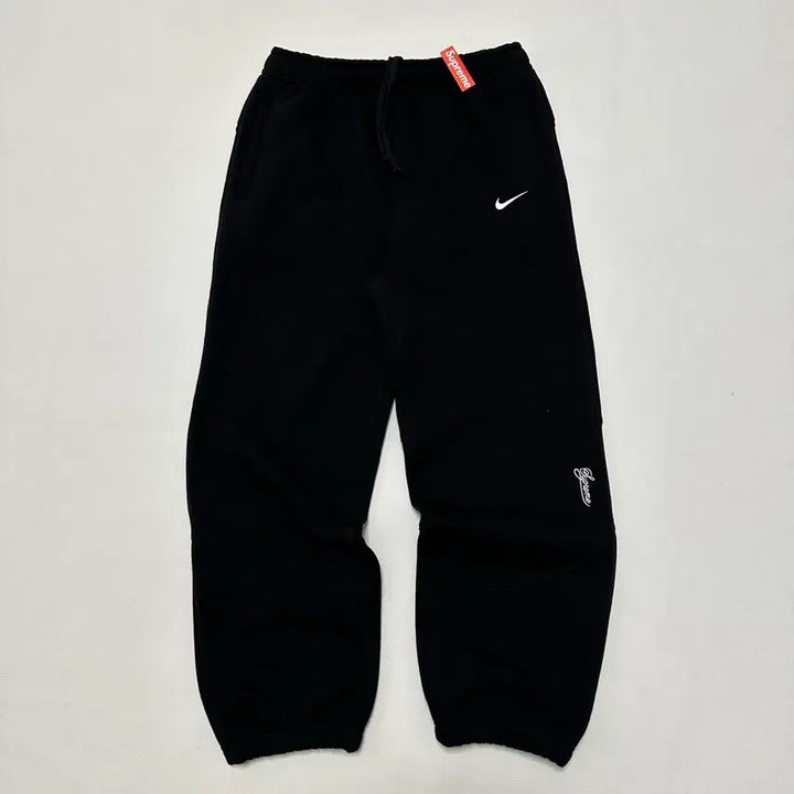 [BUNJANG] Supreme Nike Embroidered Logo Air Max Jogger Pants / 슈프림 나이키 자수로고 에어맥스 조거 팬츠 면바지 기모 블랙 색상