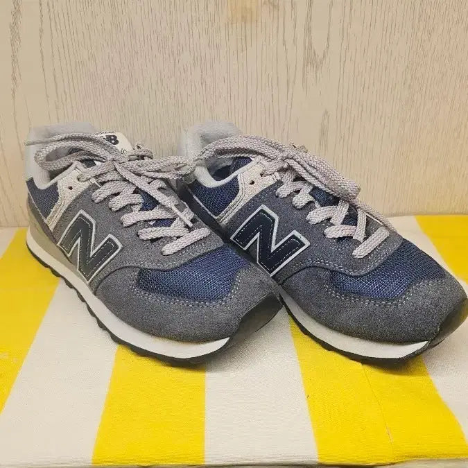 [BUNJANG] New Balance Classic Sneakers (245mm) / 사이즈 245mm / 뉴발란스(New Balance)의 클래식 스니커즈