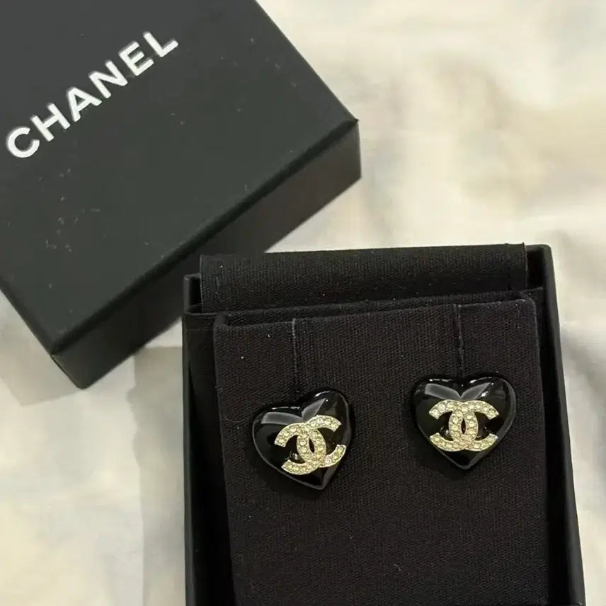 [SOLD OUT] 샤넬 귀걸이 하트 코코마크 CC마크