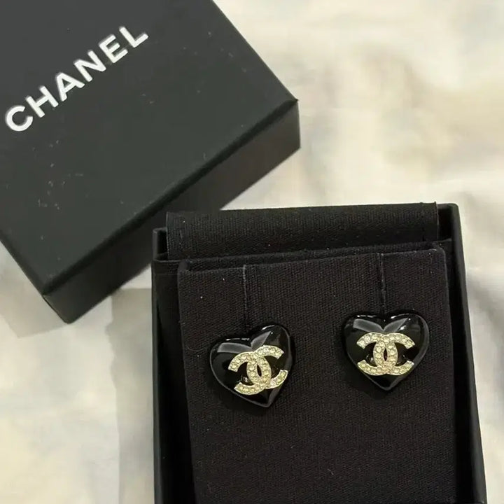 [SOLD OUT] 샤넬 귀걸이 하트 코코마크 CC마크