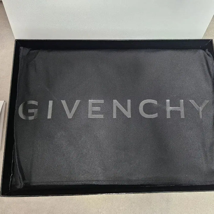 [BUNJANG] Givenchy Leather Clutch / 지방시 클러치 남여공용