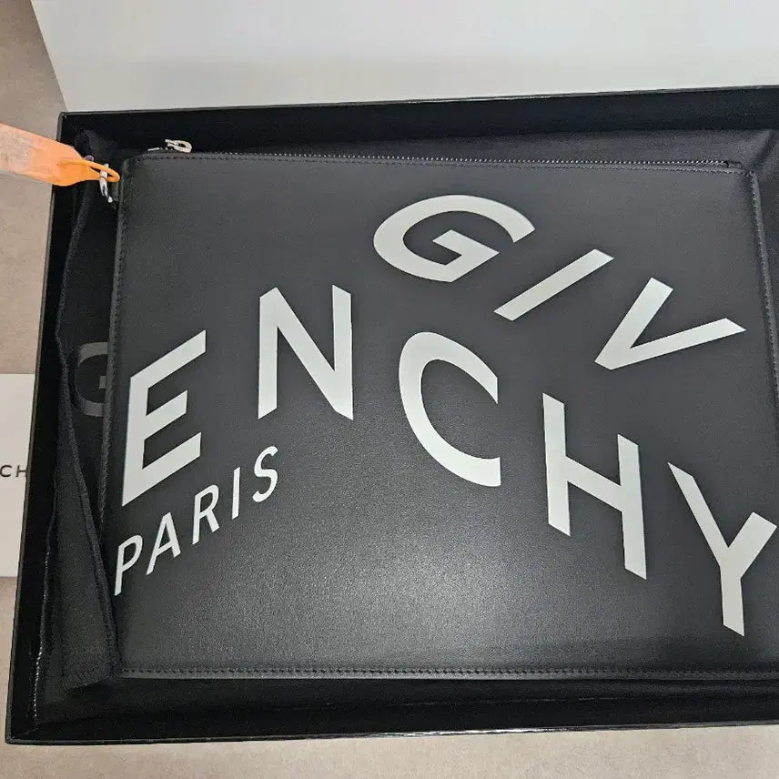 [BUNJANG] Givenchy Leather Clutch / 지방시 클러치 남여공용