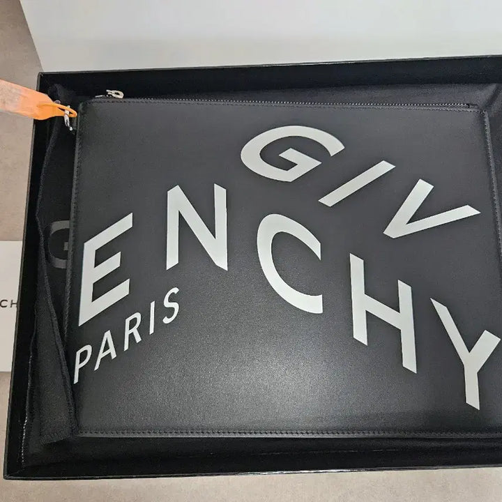 [BUNJANG] Givenchy Leather Clutch / 지방시 클러치 남여공용