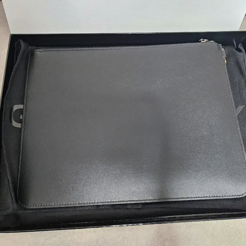 [BUNJANG] Givenchy Leather Clutch / 지방시 클러치 남여공용