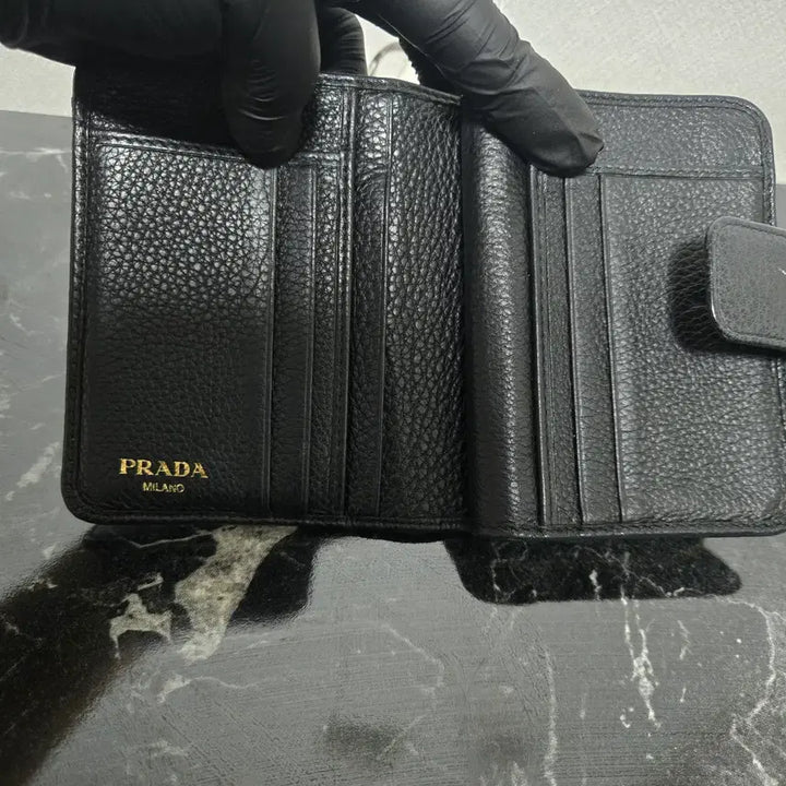 [SOLD OUT] [S급/정품] 프라다 사피아노 메탈 로고 반지갑 블랙