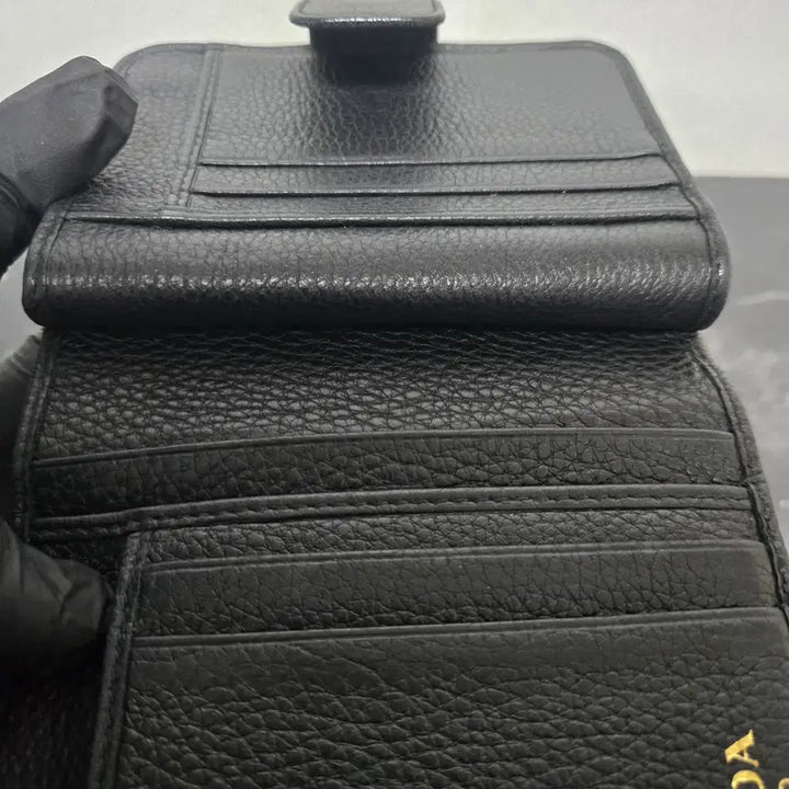 [SOLD OUT] [S급/정품] 프라다 사피아노 메탈 로고 반지갑 블랙