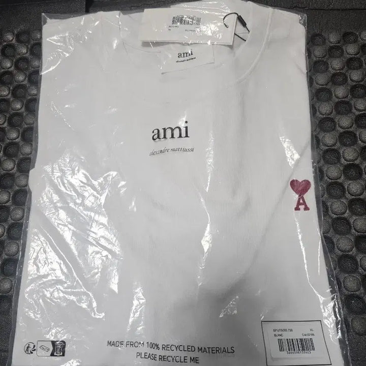[SOLD OUT] 아미 스몰 하트 로고 흰색 반팔티xl