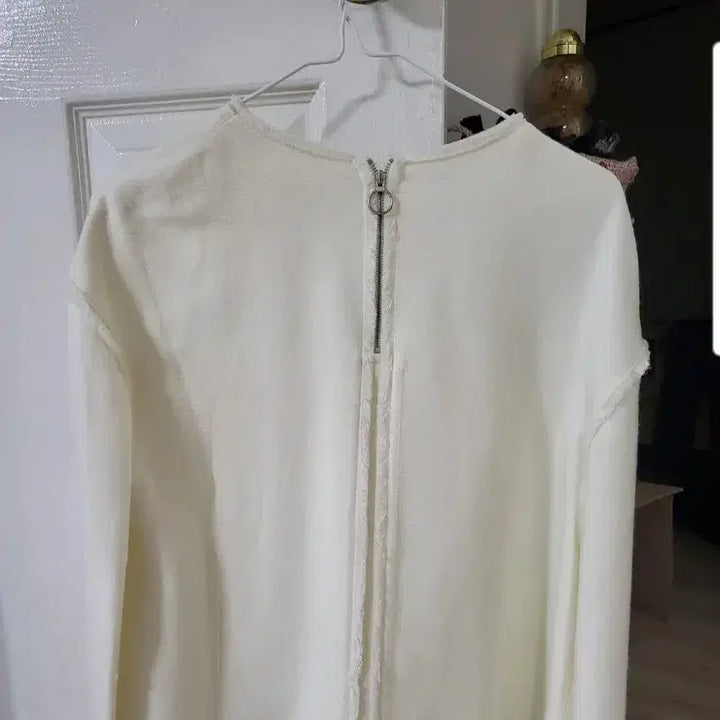 [BUNJANG] Vov Ivory Bullet Embroidery Sweatshirt / 보브 아이보리 총알 자수 맨투맨 티셔츠