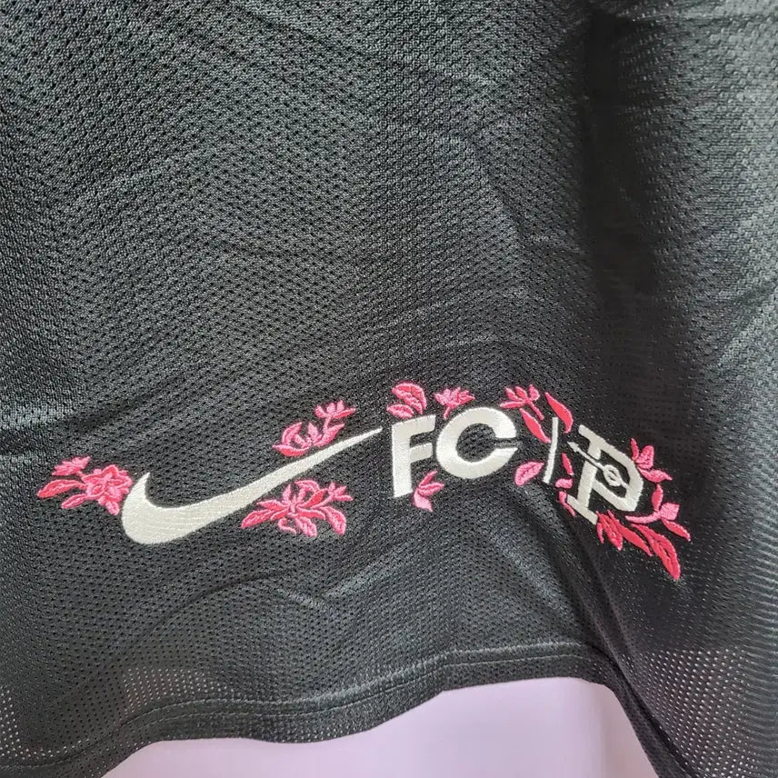 [BUNJANG] Nike Korea Floral Embroidery Black Mesh T-shirt / 오버더피치 나이키 KOREA 플라원 자수 블랙 반팔 티셔츠