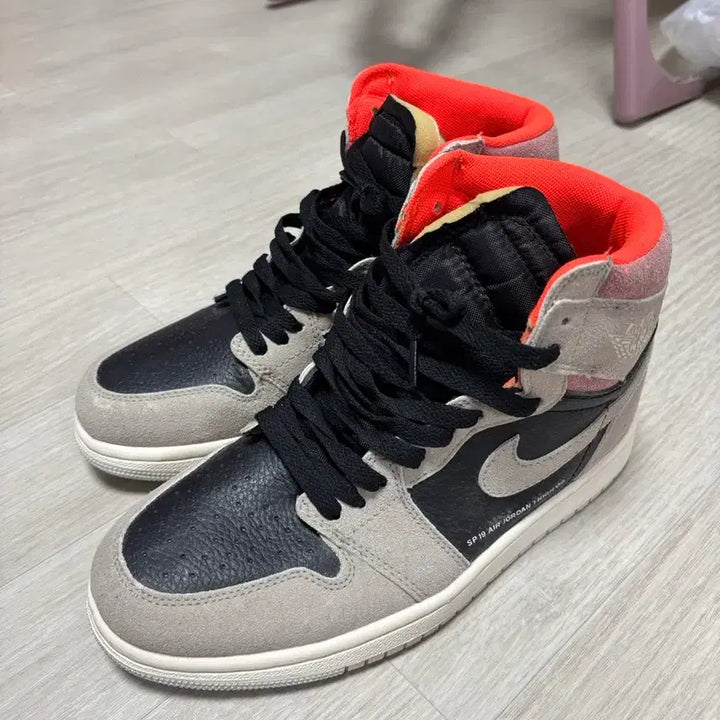 [BUNJANG] Jordan 1 Neutral Grey Hyper Crimson Sneakers / 조던 1 뉴트럴 그레이 하이퍼 크림슨
