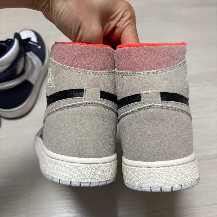 [BUNJANG] Jordan 1 Neutral Grey Hyper Crimson Sneakers / 조던 1 뉴트럴 그레이 하이퍼 크림슨