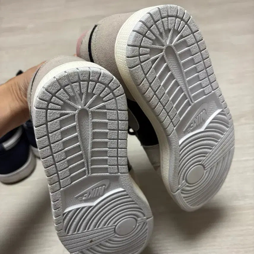 [BUNJANG] Jordan 1 Neutral Grey Hyper Crimson Sneakers / 조던 1 뉴트럴 그레이 하이퍼 크림슨