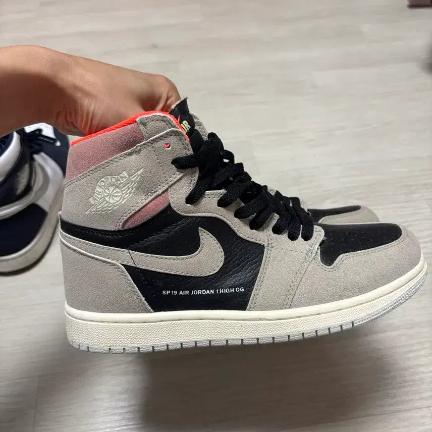 [BUNJANG] Jordan 1 Neutral Grey Hyper Crimson Sneakers / 조던 1 뉴트럴 그레이 하이퍼 크림슨