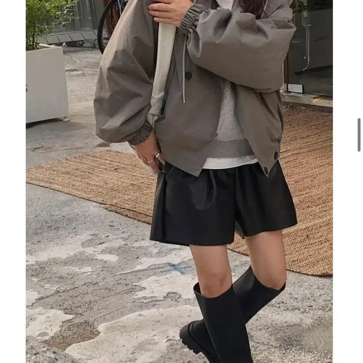 [BUNJANG] Leather Pintuck Back-Banding Shorts / 레더 핀턱 뒷밴딩 반바지
