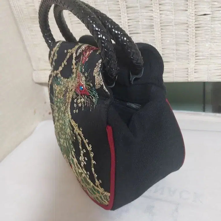 [BUNJANG] Black Peacock Embroidered Sequin Mini Tote Bag / 새젶품급)블랙 공작 자수 스팽글 미니 토트백
