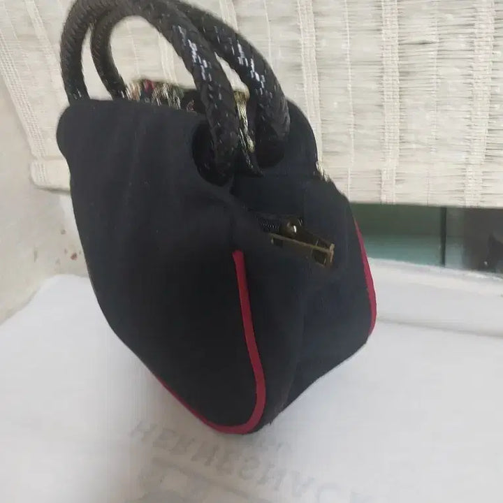 [BUNJANG] Black Peacock Embroidered Sequin Mini Tote Bag / 새젶품급)블랙 공작 자수 스팽글 미니 토트백