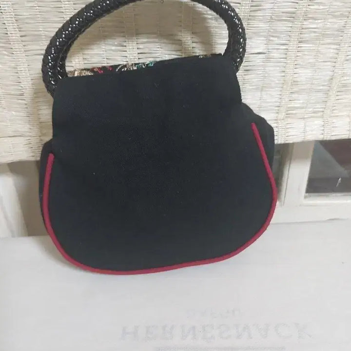 [BUNJANG] Black Peacock Embroidered Sequin Mini Tote Bag / 새젶품급)블랙 공작 자수 스팽글 미니 토트백