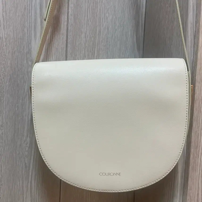 [BUNJANG] Couronne Saddle Bag Ivory Crossbody Bag / 쿠론 새들백 아이보리 크로스백