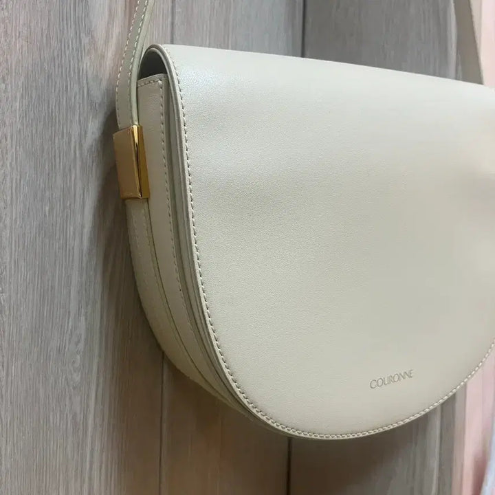 [BUNJANG] Couronne Saddle Bag Ivory Crossbody Bag / 쿠론 새들백 아이보리 크로스백