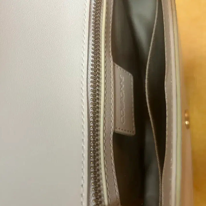[BUNJANG] Couronne Saddle Bag Ivory Crossbody Bag / 쿠론 새들백 아이보리 크로스백