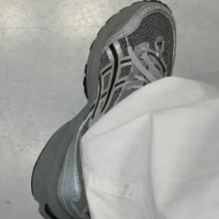 [BUNJANG] Asics x Freja Wewer Gel-1090 V2 Sneakers / 아식스 x 프레자 위워 젤 1090 V2 클레이 그레이 퓨어 실버