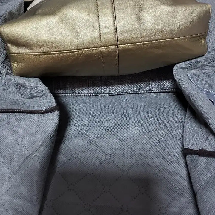 [SOLD OUT] 코치 시그니처 숄더백 아이보리 금장