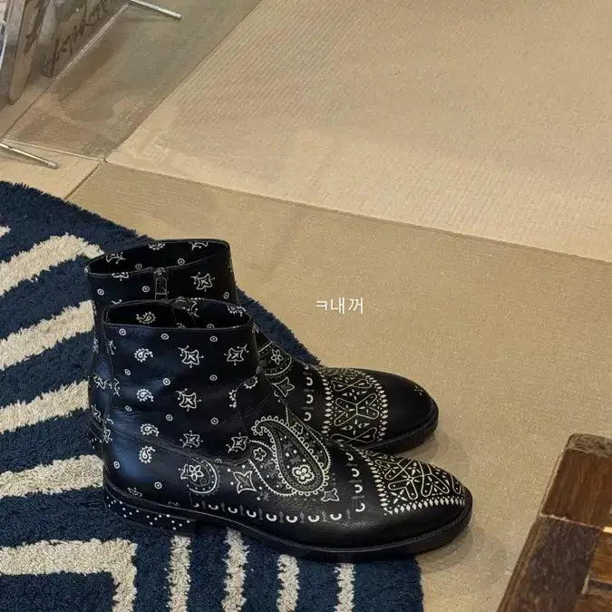[SOLD OUT] 캐피탈 페이즐리 해군 부츠 블랙 4사이즈 (280-285)