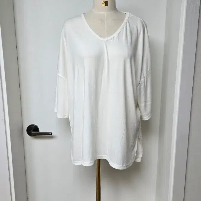 [BUNJANG] Loose Fit V-Neck Side Slit Asymmetrical T-Shirt / 루즈핏 브이넥 양쪽 옆트임 앞뒤언발 반팔
